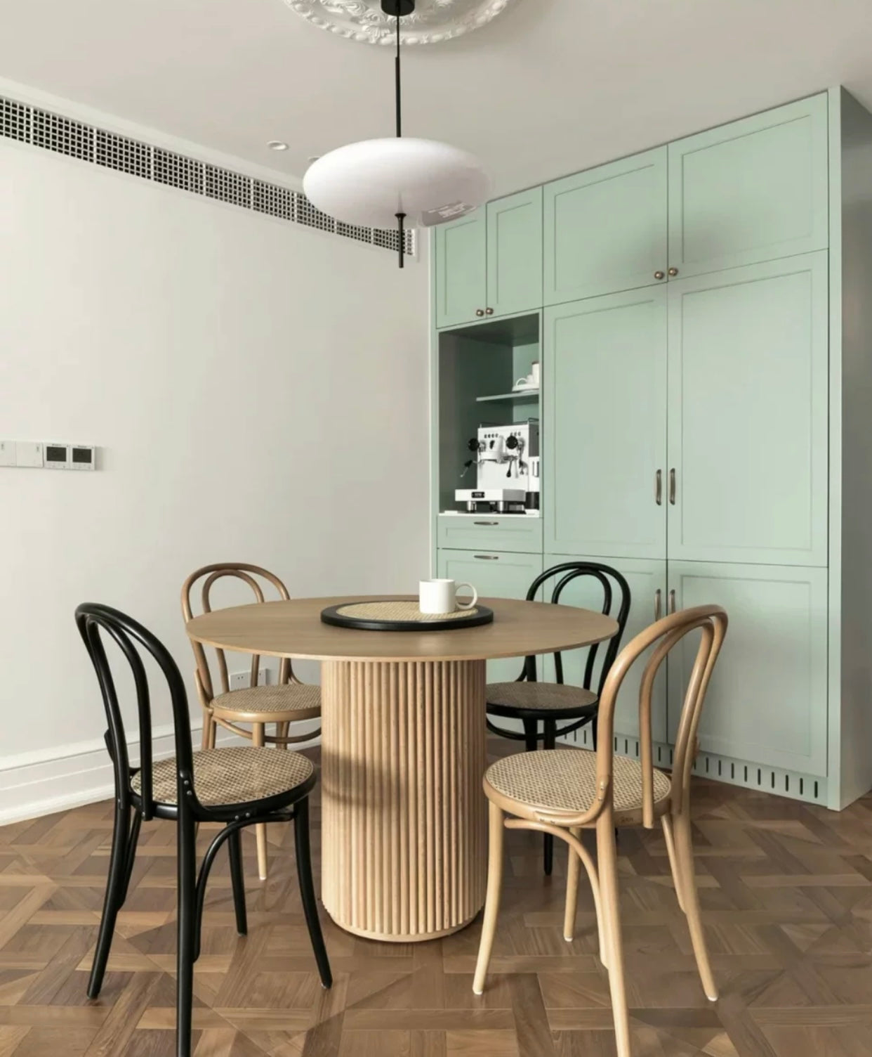JAYLA NEW YORK REGIS Minimalist Round Dining Table Solid Wood